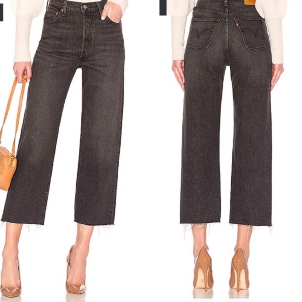 Levi’s Ribcage size 28 Cropped Frayed Hem Jeans